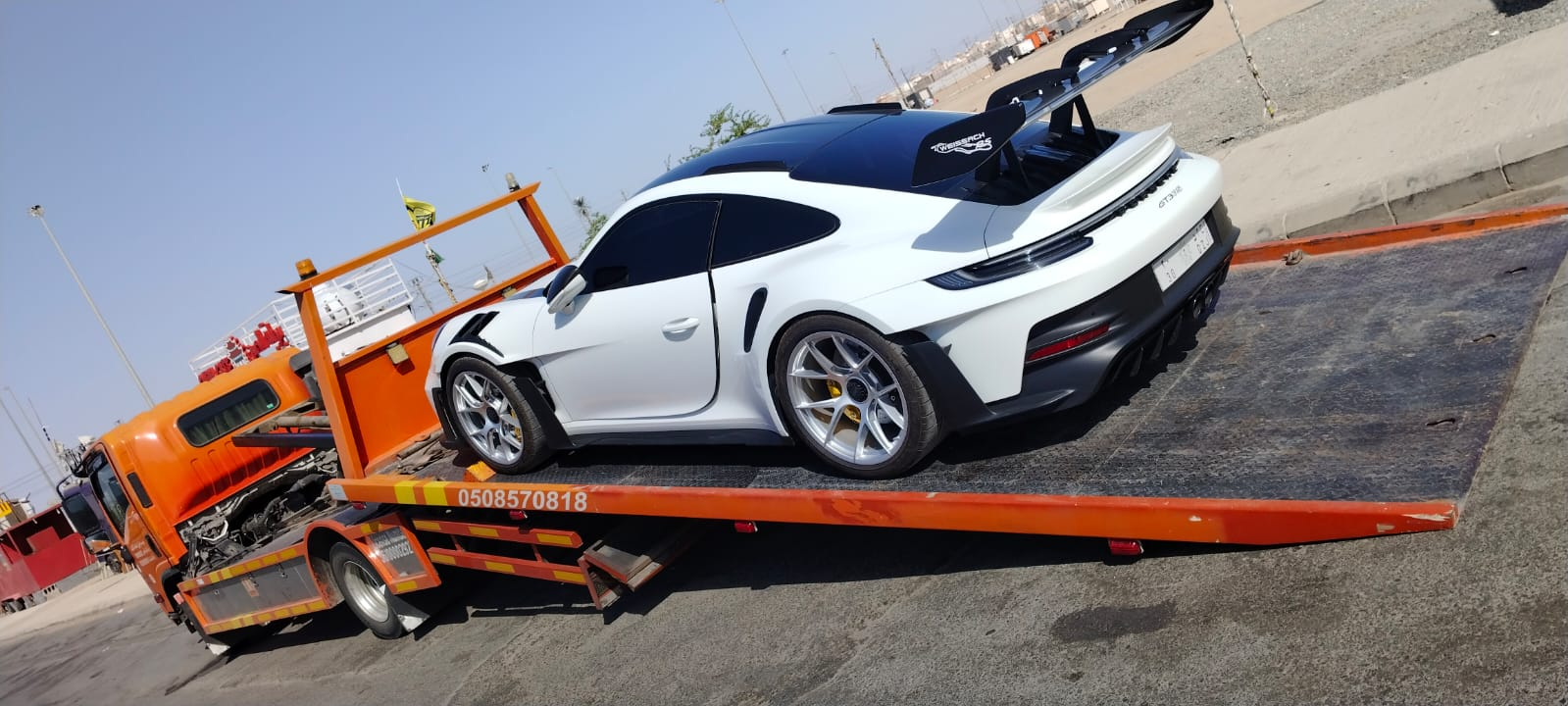 سطحة الدمام تنقل مرسيدس AMG GT خضراء في محطة وقود