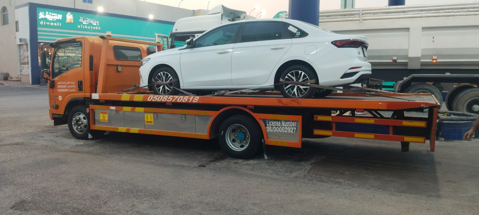 سطحة هيدروليك تنقل رولز رويس غوست زرقاء في الدمام
